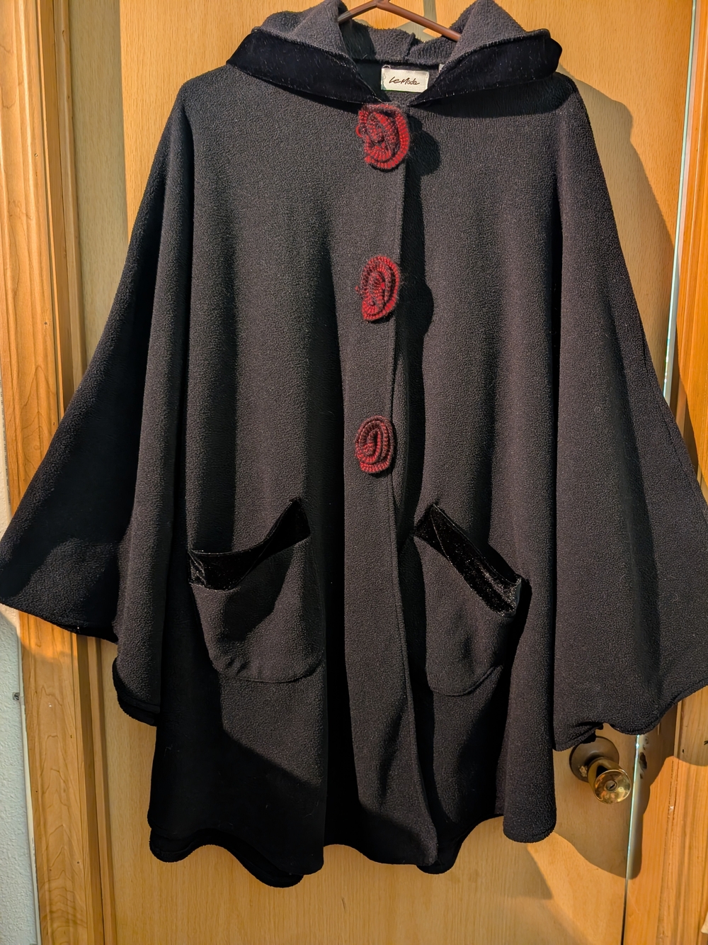 La Moda- Black Hooded Poncho/Cape- W/Knitted Roses- Pockets